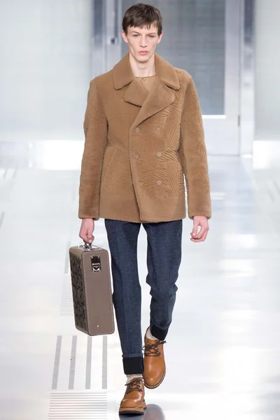 Look 15